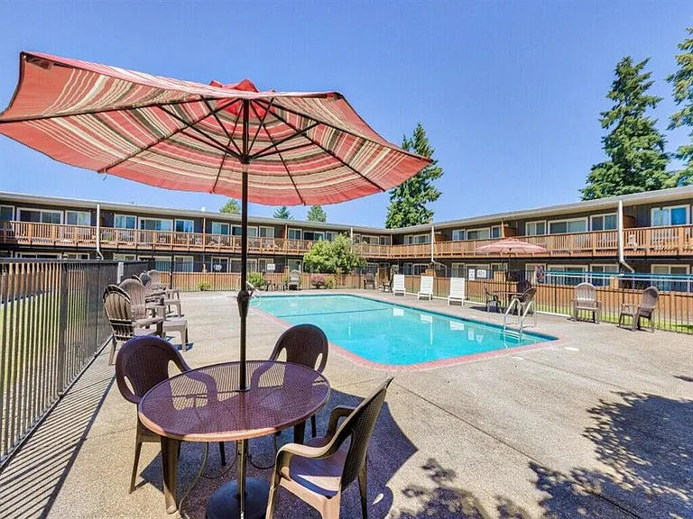 Camille Court Apartments — Photo 17