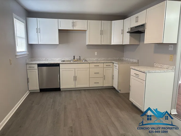 2406 Raney St — Photo 3