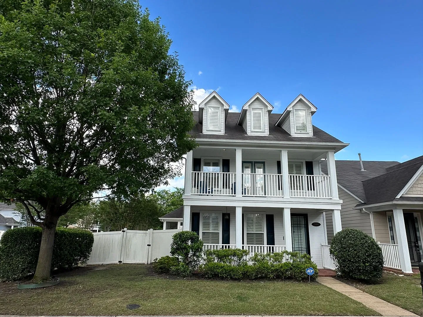 Large 3 bd 2.5 bath with all new paint! Fenced in yard and screened in porch!! — Photo 2