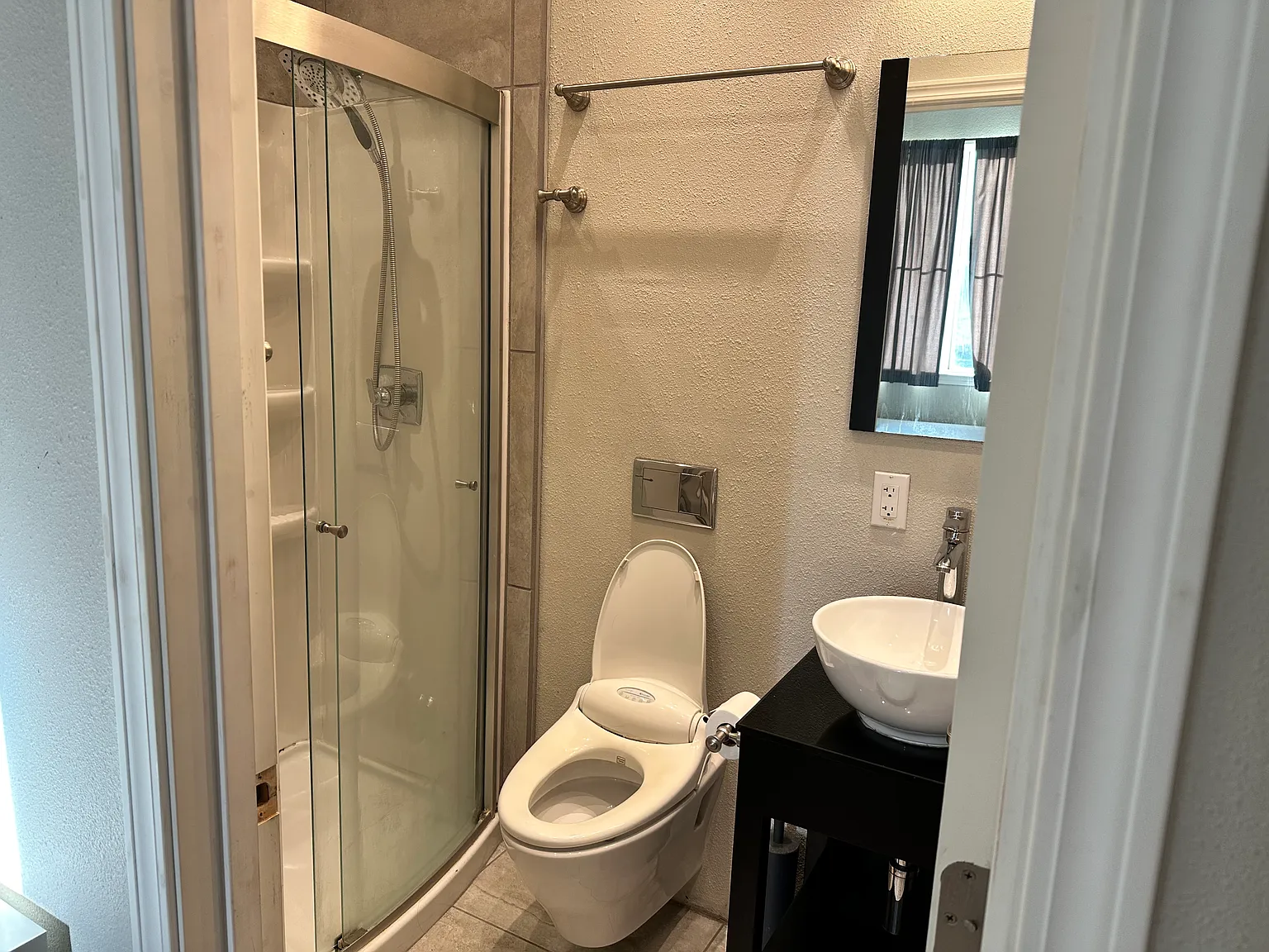 5 bed, 3033 sqft, $950 — Photo 3