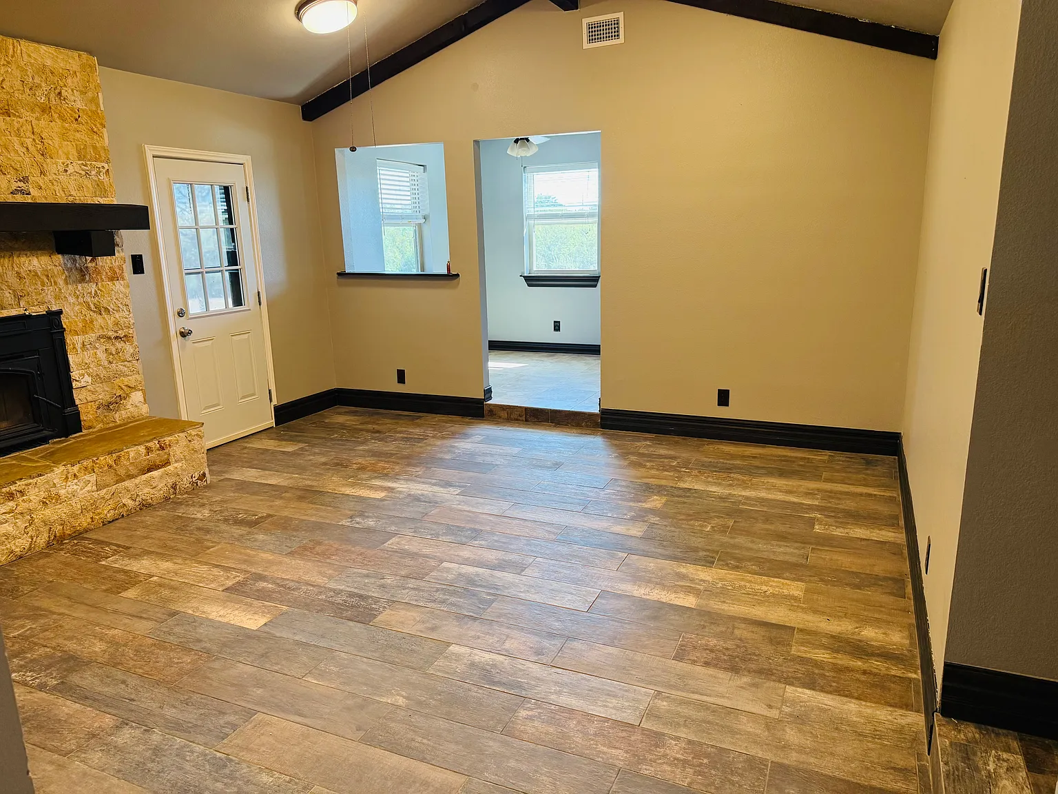 3 bed, 1214 sqft, $2,200 — Photo 3