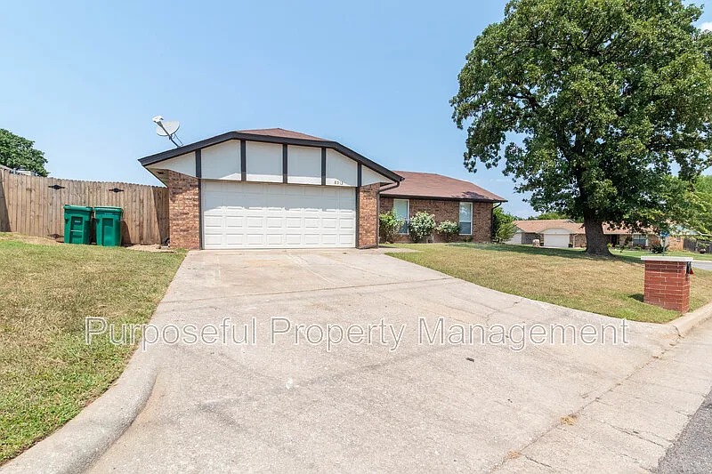 3 bed, 2.0 bath, 1292 sqft, $1,600 — Photo 1