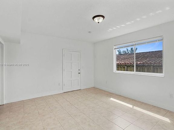 Living room (front door)