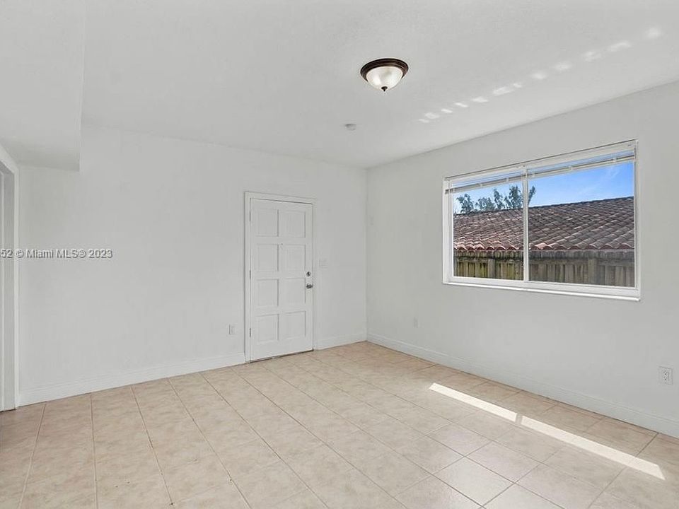 Living room (front door)