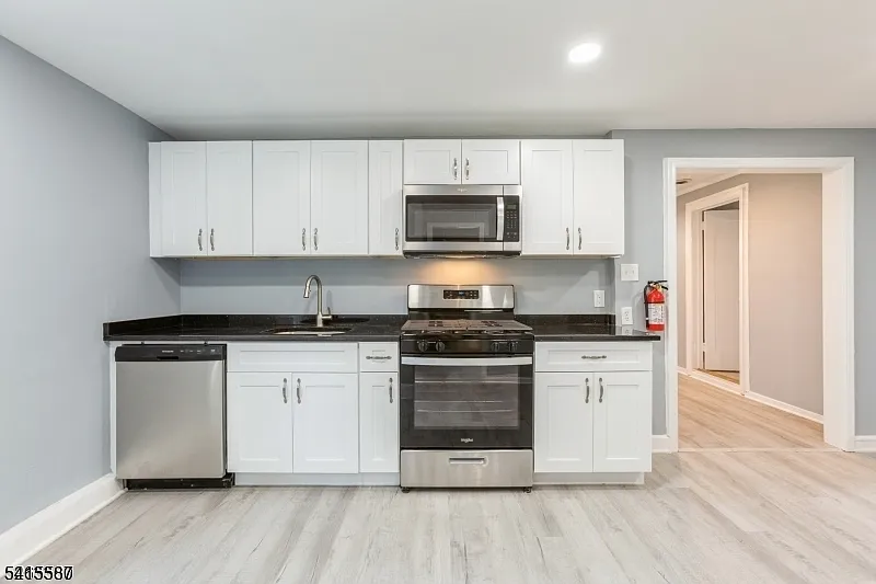 3 bed, 1.0 bath, $2,850 — Photo 2