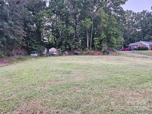 891 E Court St, Marion, NC 28752