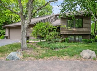 6 Lakewood Cir, Saint Charles, IL 60174