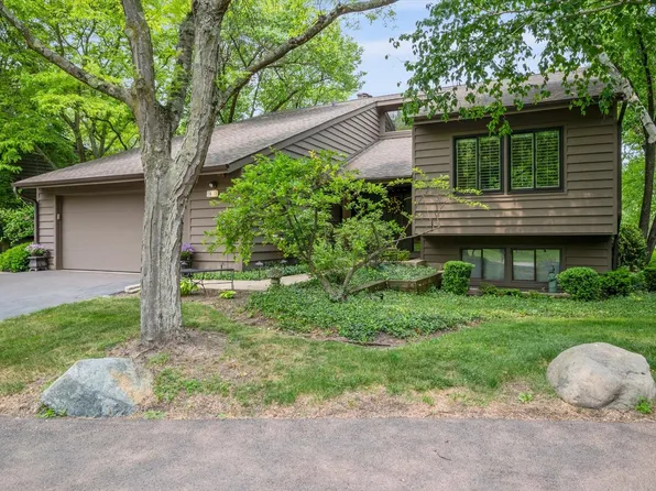 6 Lakewood Cir, Saint Charles, IL 60174