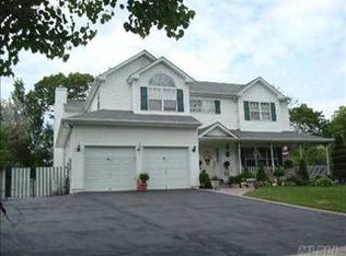 52 Clifford Blvd, Hauppauge, NY 11788