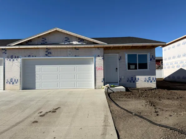 1562 47th Loop SE, Minot, ND 58701