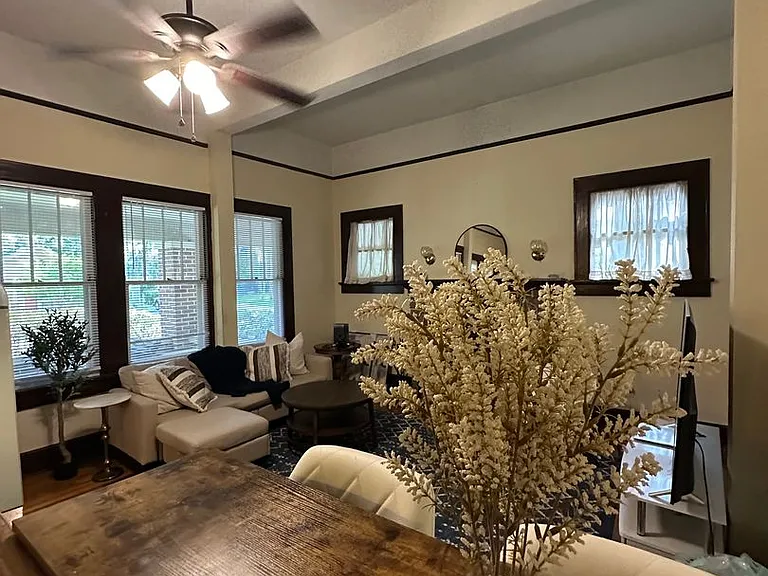 Beautiful downtown quad. 1 and 2 bed units available now. Pets allowed. — Photo 21