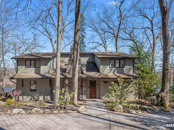 60 W Shore Dr, Bloomingdale, NJ 07403