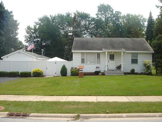 1st image of 215 W Pine Ave