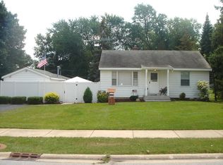 215 W Pine Ave, Roselle, IL 60172