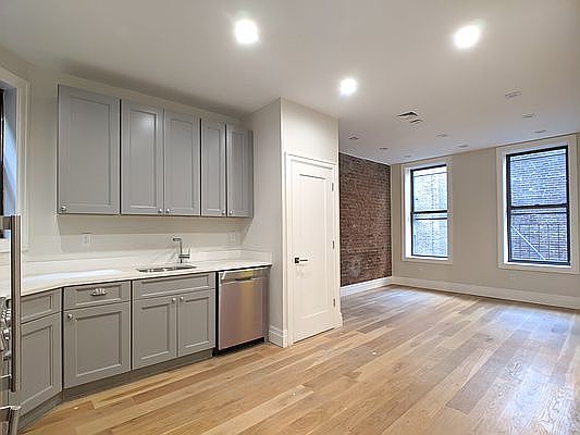 1st image of 221 E 10th St #500