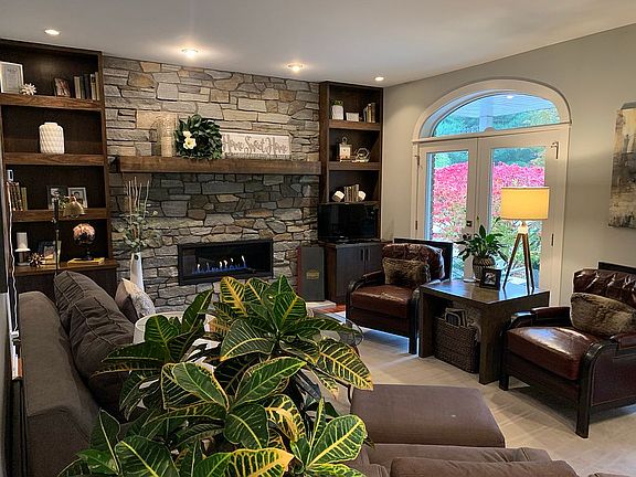 Living Room, 9ft Ceilings