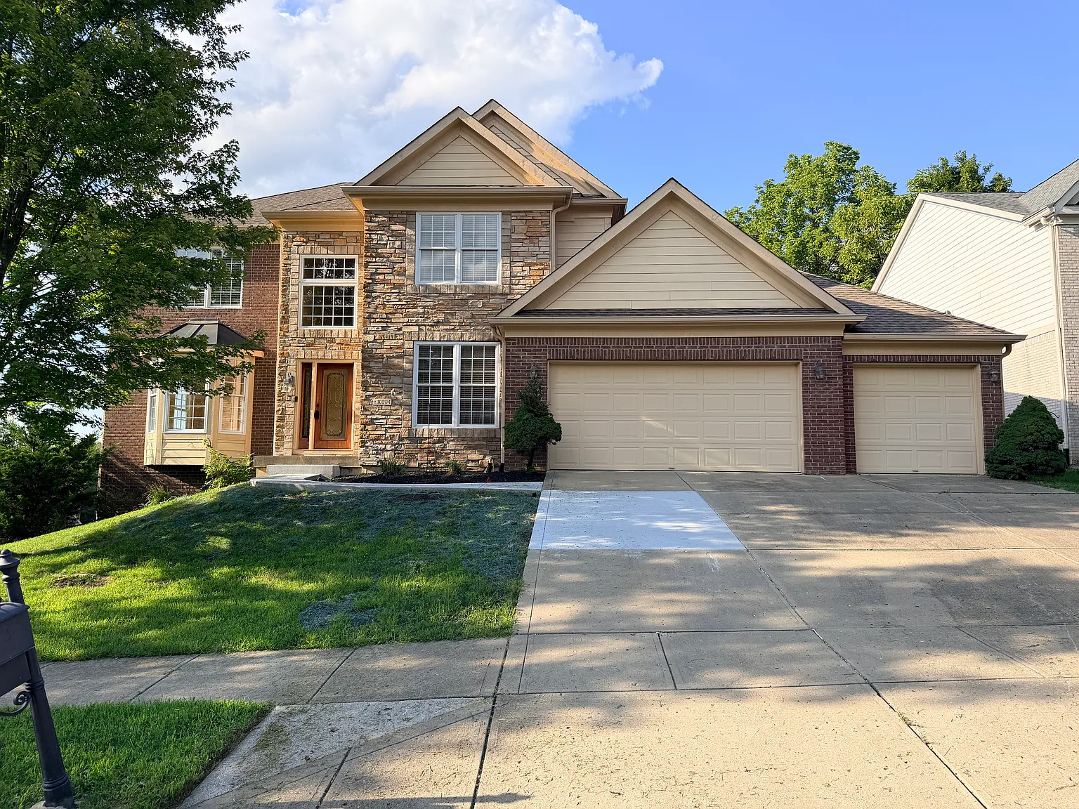 6 bed, 3.5 bath, 6647 sqft, $5,900 — Photo 1