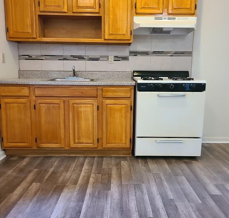 1st image of 146 N Grove St #1