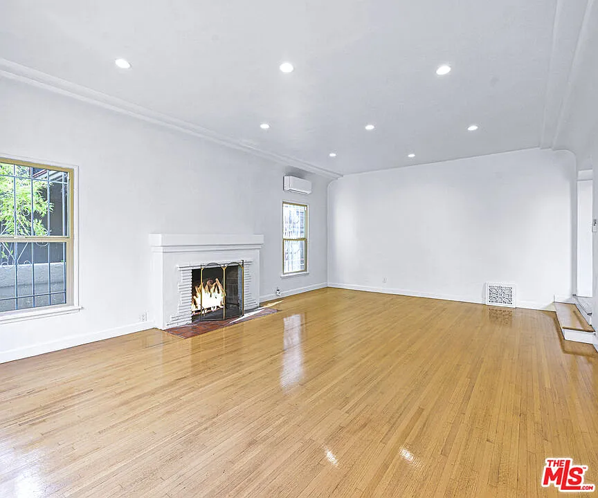 3 bed, 2.0 bath, 1800 sqft, $4,995 — Photo 3