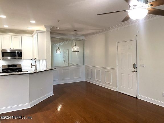 3rd image of 13810 SUTTON PARK Drive #719