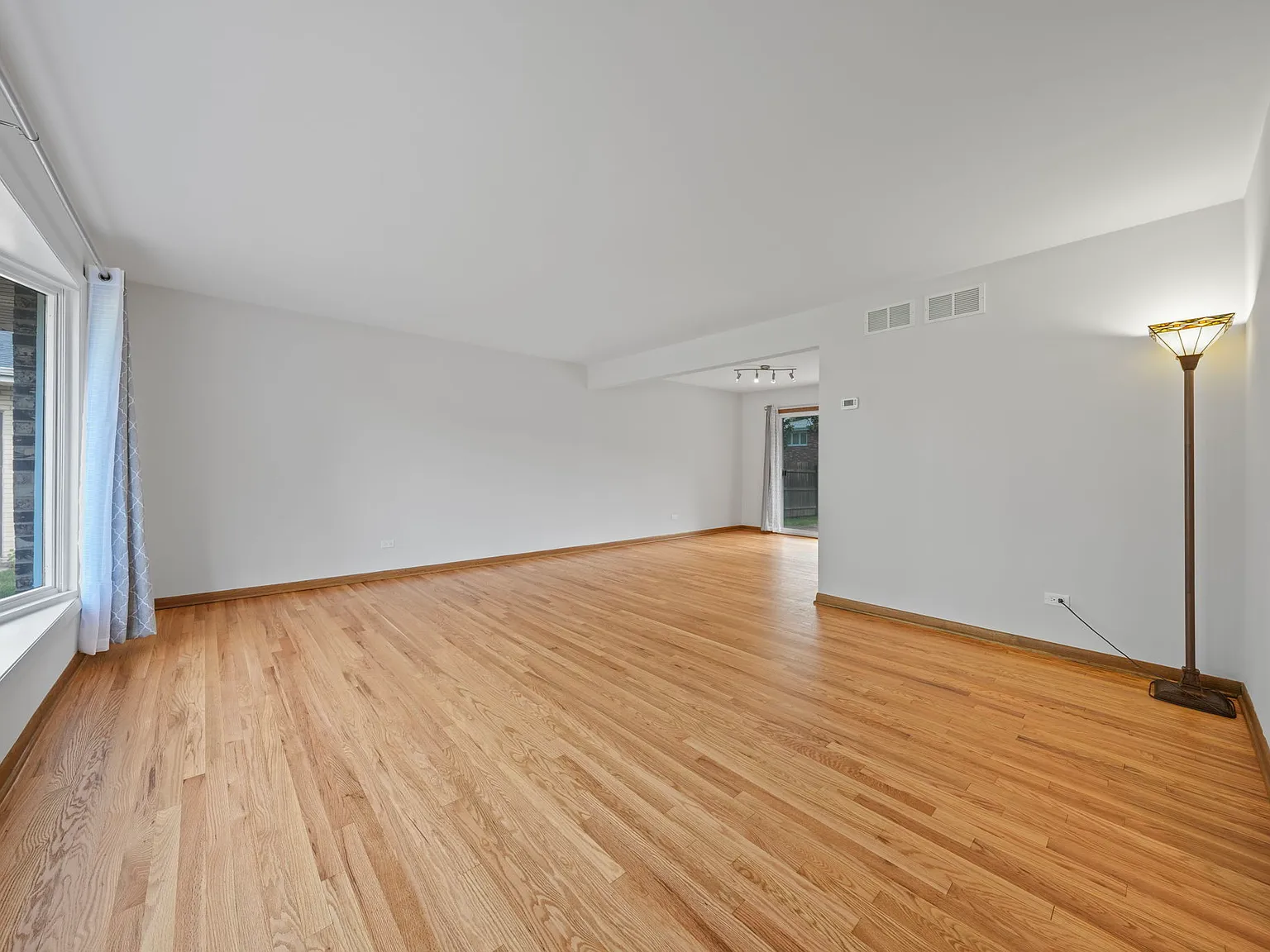 3 bed, 2044 sqft, $2,950 — Photo 3