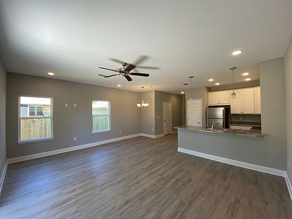 2nd image of 1004 Grace Ln