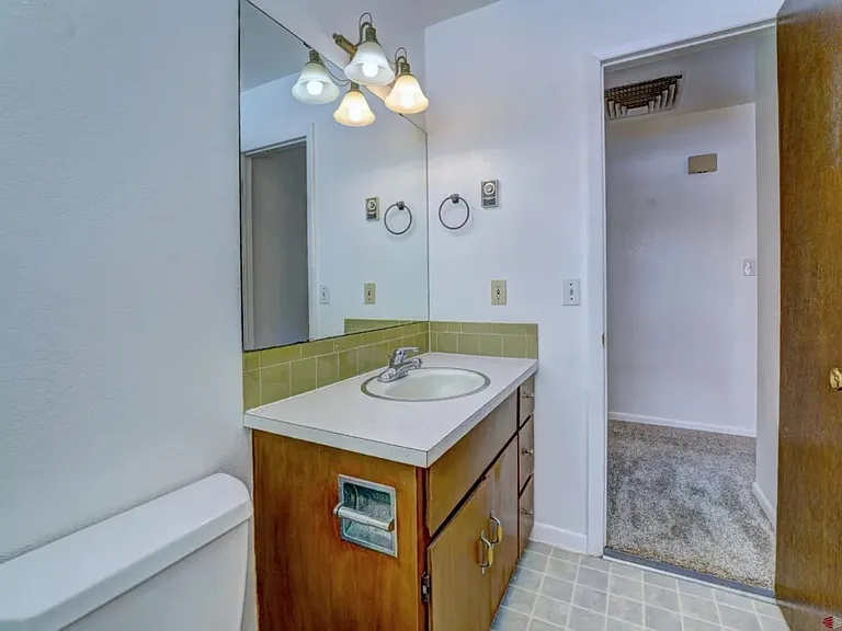 Bathroom 2-1