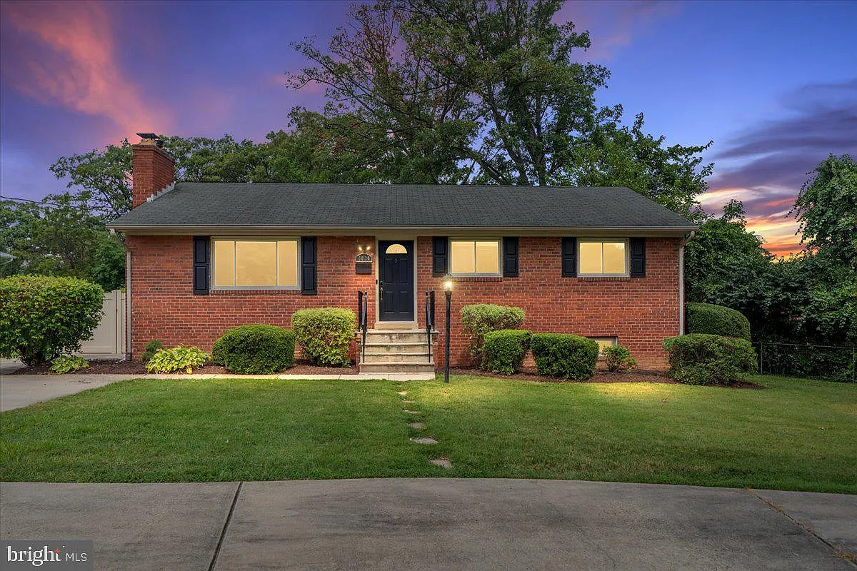 4 bed, 2.0 bath, 2125 sqft, $3,950 — Photo 1