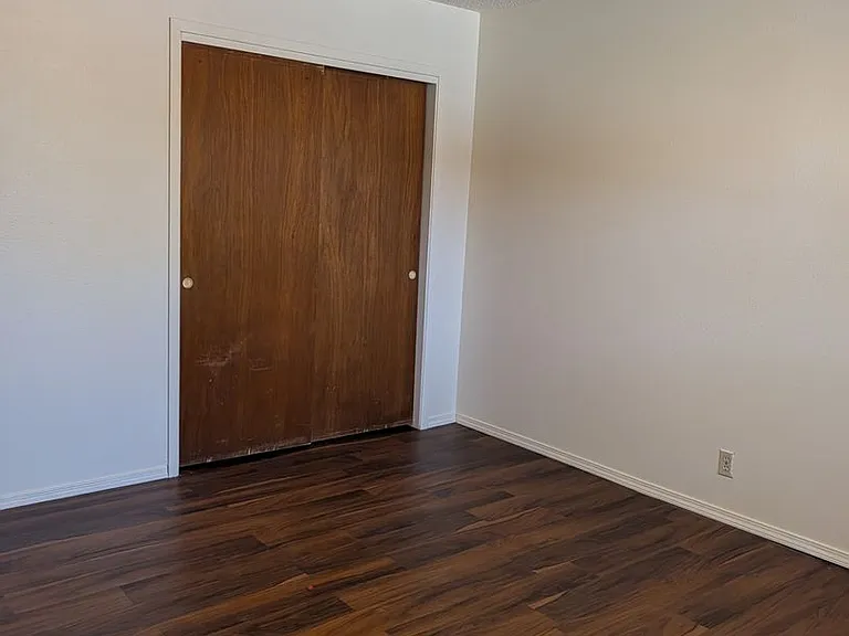 510-512 Valencia Dr SE — Photo 7
