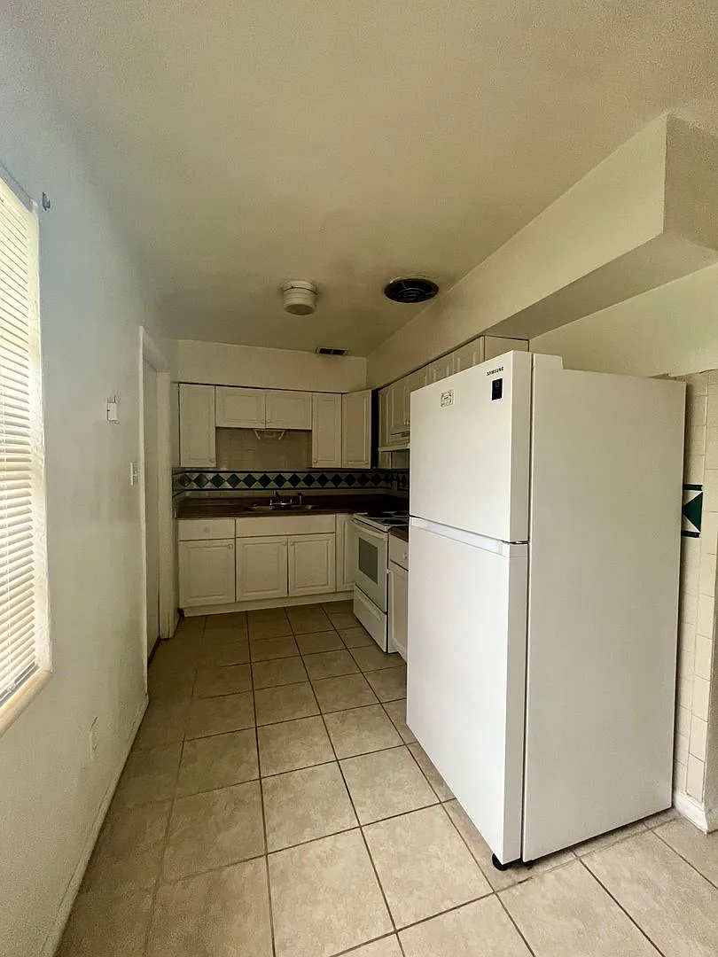Large Single-family home features 3 bedrooms, 1.5 bathrooms. — Photo 3