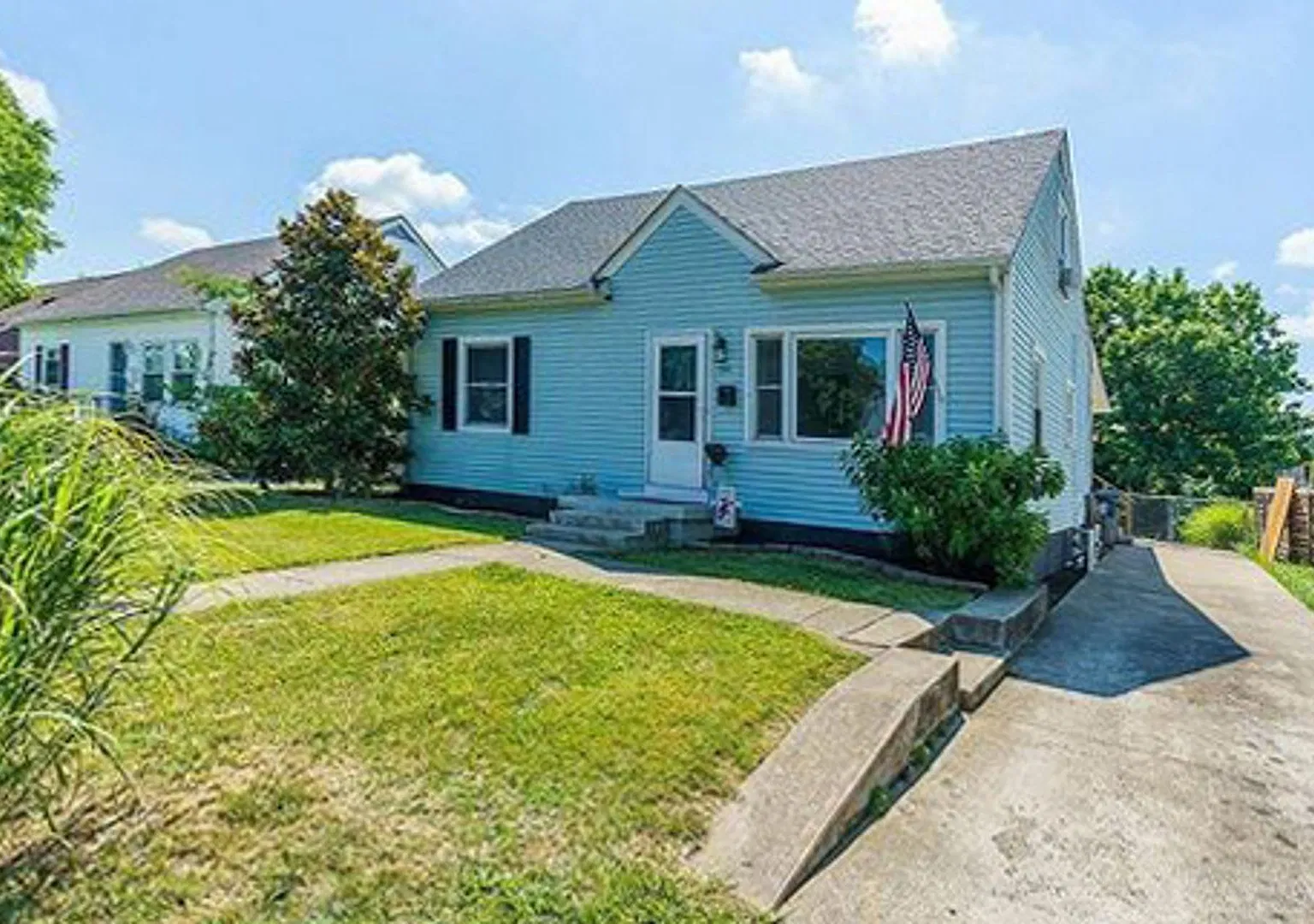 Lovely Vintage 4 BR Home Near Castlewood Park! Off-Street Parking, Fenced Yard, Dogs Ok! — Photo 1
