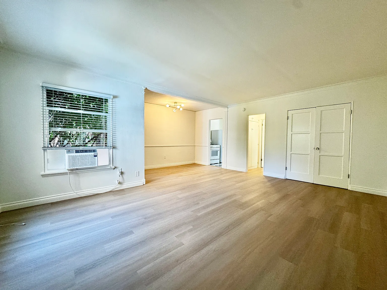Studio, 550 sqft, $1,975 — Photo 1