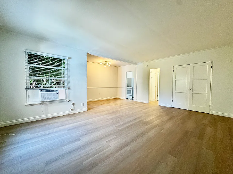 1325 N Fairfax Ave #7