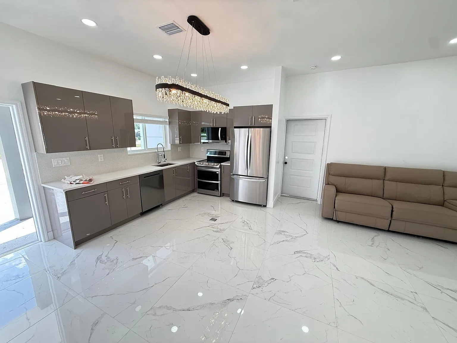 4 bed, 3.0 bath, 1900 sqft, $4,200 — Photo 3