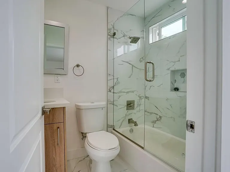 2300 Carmona Ave — Photo 36
