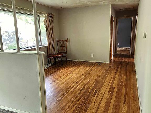 3rd image of 324 Redwood Dr