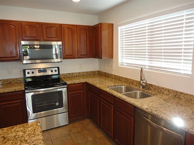 4 bed, 2.0 bath, 1918 sqft, $2,415 — Photo 3