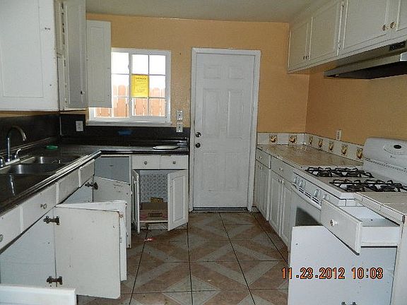 3rd image of 2913 W Borchard Ave