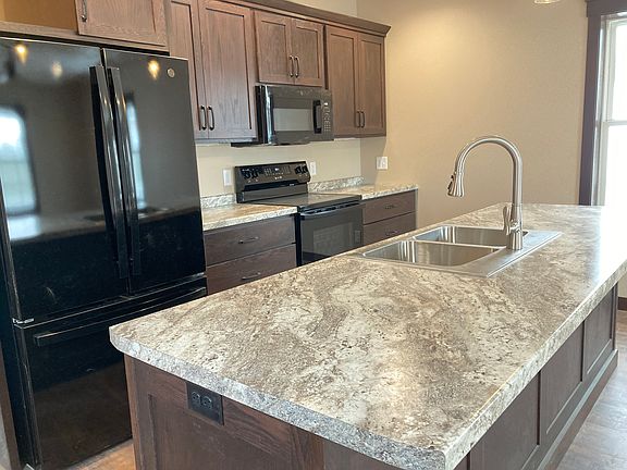 Kitchen - large island with dishwasher (all new appliances)