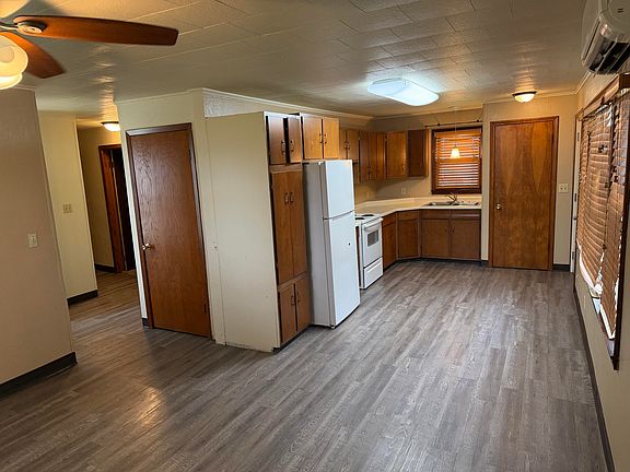 3rd image of 211 Cottonwood Ln