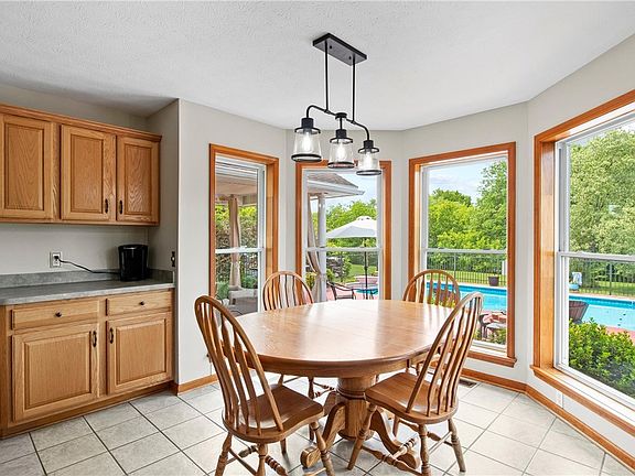 5th image of 19 Mission Hill Dr