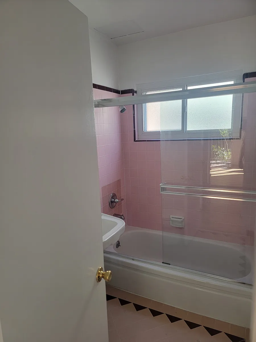 Building Photo - 1613 Hillhurst Ave #1