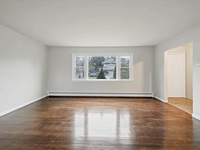 19 Grand Ave — Photo 16