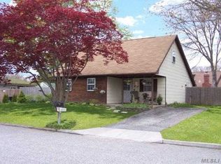 7 Dreamland St, Mastic, NY 11950