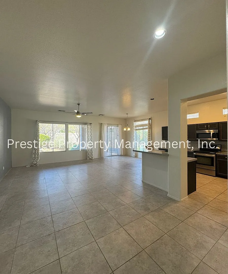 Gorgeous 55+ community home located in Heritage Highlands at Dove Mountain — Photo 3