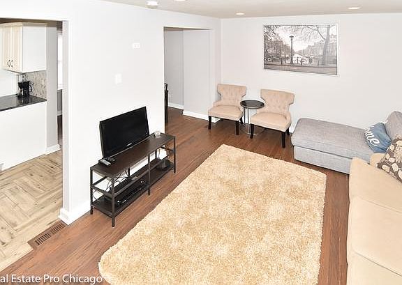 4th image of 702 E Lincoln Ave