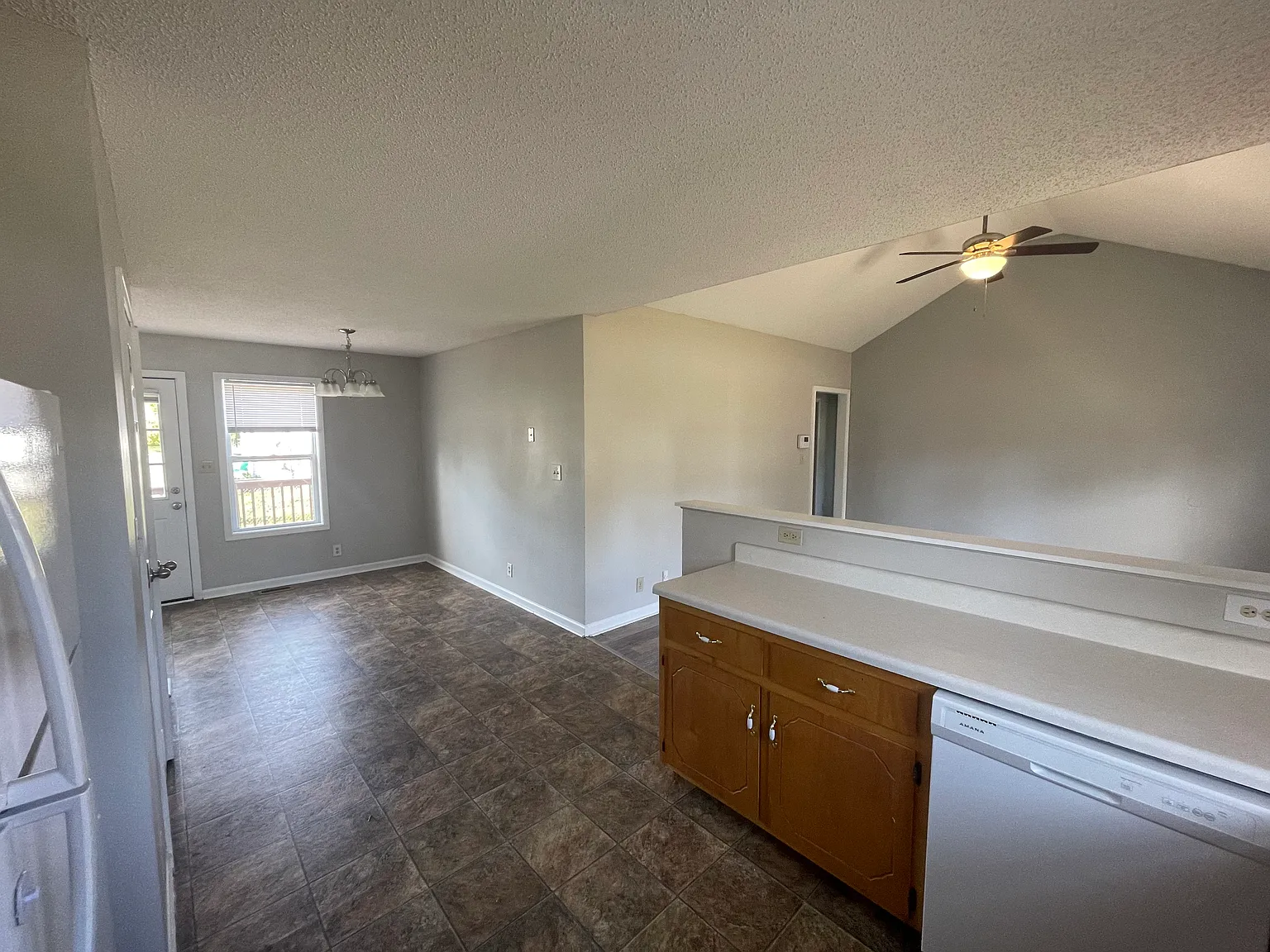 3 bed, 1080 sqft, $1,250 — Photo 2