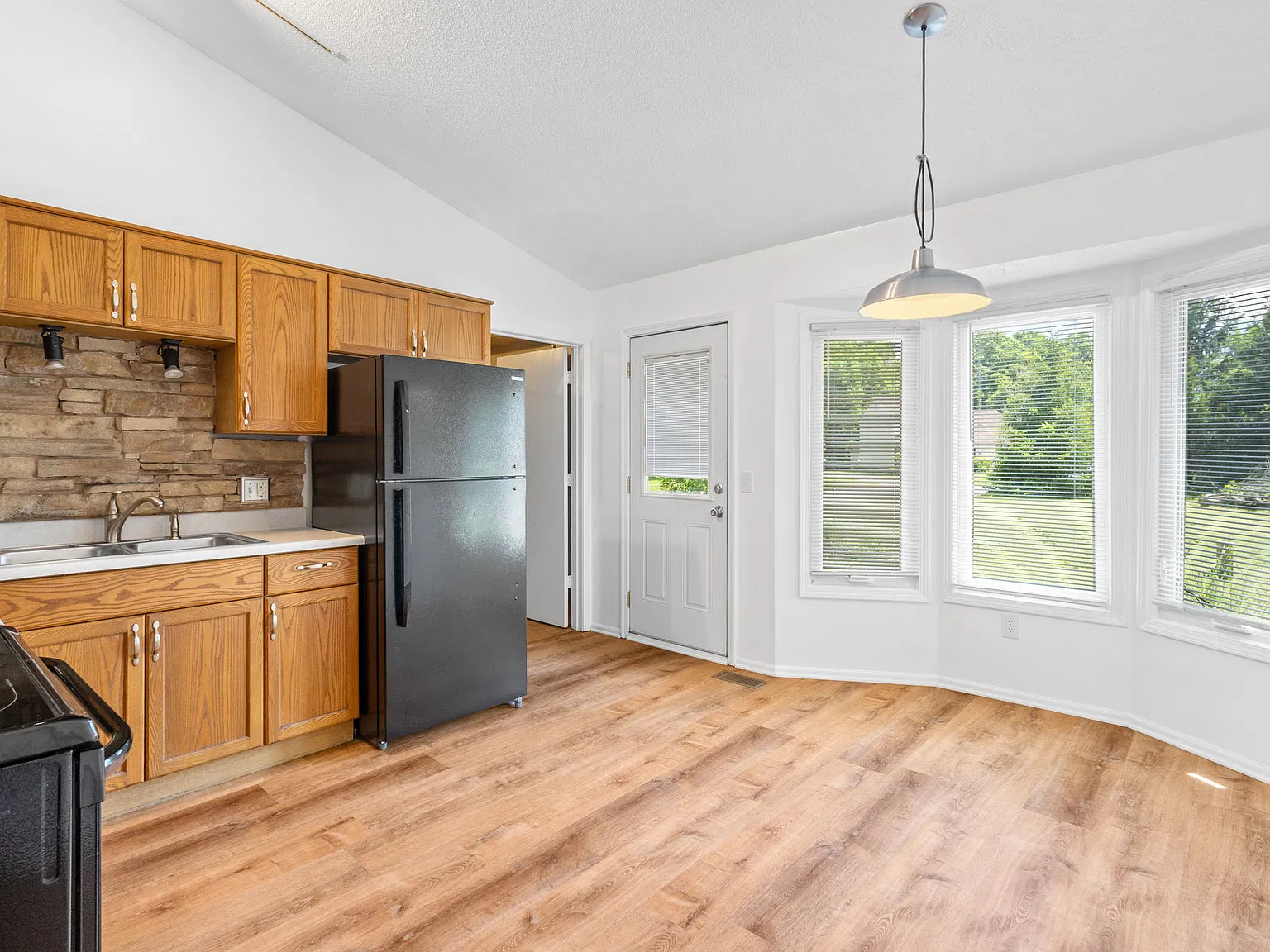 3 bed, 1045 sqft, $1,575 — Photo 2