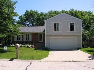 415 Larchmont Ln, Vernon Hills, IL