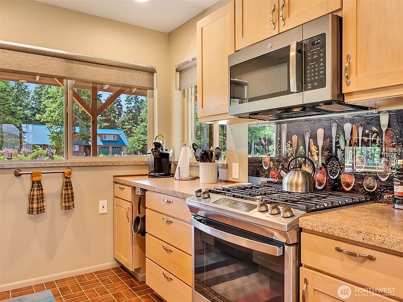 5th image of 2902 Foxglove Lane